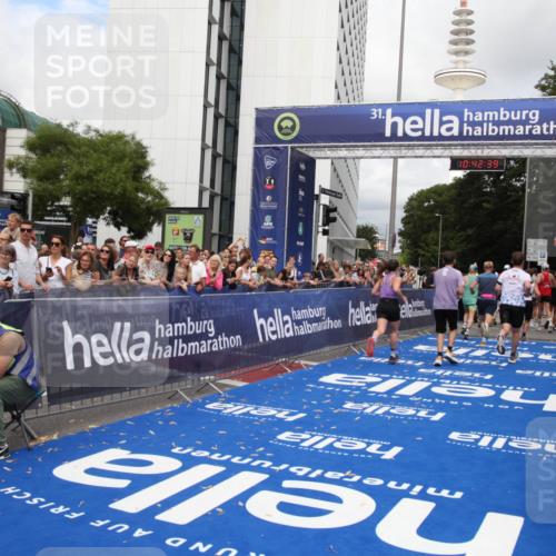 29.06.2025 - hella hamburg halbmarathon Michael Strokosch http://msf.ph/oto/8195207 29.06.2025 10:42:38 Ziel 1209, 1735, 1962, 4235, 7508, 13446, 13483, 16295, 16333, 17016, 17733, 18275, 18632, 18680 meine-sportfotos.de