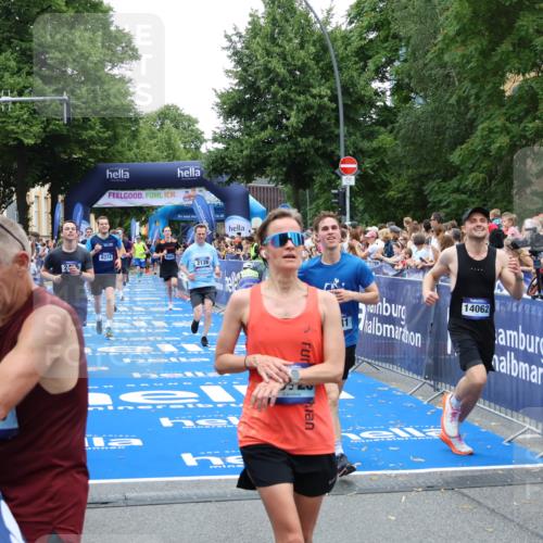 29.06.2025 - hella hamburg halbmarathon Zöllner http://msf.ph/oto/8195234 29.06.2025 10:45:38 Ziel 2138, 2415, 5623, 6831, 8374, 8668, 11291, 11495, 12154, 14062, 14764, 15666, 17674, 18862, 18878 meine-sportfotos.de