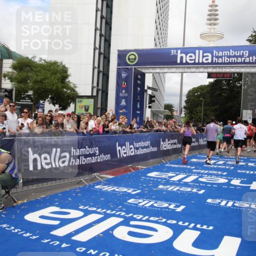 29.06.2025 - hella hamburg halbmarathon Michael Strokosch http://msf.ph/oto/8195257 29.06.2025 10:42:38 Ziel 1209, 1735, 1962, 4235, 7508, 13446, 13483, 16295, 16333, 17016, 17733, 18275, 18632, 18680 meine-sportfotos.de