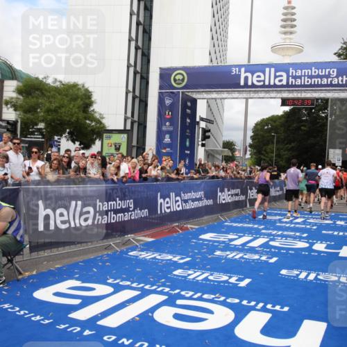 29.06.2025 - hella hamburg halbmarathon Michael Strokosch http://msf.ph/oto/8195297 29.06.2025 10:42:38 Ziel 1209, 1735, 1962, 4235, 7508, 13446, 13483, 16295, 16333, 17016, 17733, 18275, 18632, 18680 meine-sportfotos.de