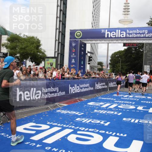 29.06.2025 - hella hamburg halbmarathon Michael Strokosch http://msf.ph/oto/8195331 29.06.2025 10:42:39 Ziel 1209, 1735, 4235, 7508, 13446, 13483, 16295, 16333, 17000, 17016, 18275, 18632, 18680 meine-sportfotos.de