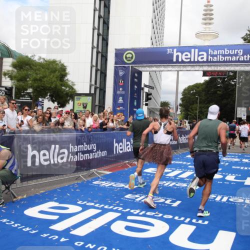 29.06.2025 - hella hamburg halbmarathon Michael Strokosch http://msf.ph/oto/8195385 29.06.2025 10:42:40 Ziel 1700, 1735, 4235, 7508, 13483, 16295, 17000, 17016, 18275, 18632, 18680 meine-sportfotos.de