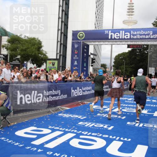 29.06.2025 - hella hamburg halbmarathon Michael Strokosch http://msf.ph/oto/8195429 29.06.2025 10:42:40 Ziel 1700, 1735, 4235, 7508, 13483, 16295, 17000, 17016, 18275, 18632, 18680 meine-sportfotos.de