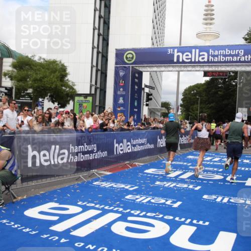 29.06.2025 - hella hamburg halbmarathon Michael Strokosch http://msf.ph/oto/8195442 29.06.2025 10:42:40 Ziel 1700, 1735, 4235, 7508, 13483, 16295, 17000, 17016, 18275, 18632, 18680 meine-sportfotos.de