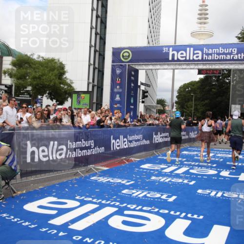 29.06.2025 - hella hamburg halbmarathon Michael Strokosch http://msf.ph/oto/8195455 29.06.2025 10:42:41 Ziel 1700, 1735, 4235, 7508, 13483, 17000, 17016, 18275, 18632 meine-sportfotos.de
