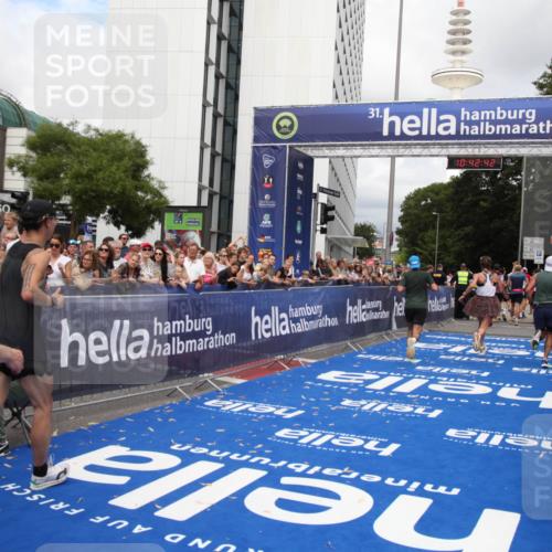 29.06.2025 - hella hamburg halbmarathon Michael Strokosch http://msf.ph/oto/8195501 29.06.2025 10:42:41 Ziel 1700, 1735, 4235, 7508, 13483, 17000, 17016, 18275, 18632 meine-sportfotos.de
