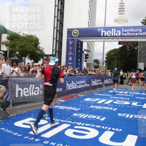 29.06.2025 - hella hamburg halbmarathon Michael Strokosch http://msf.ph/oto/8195512 29.06.2025 10:42:41 Ziel 1700, 1735, 4235, 7508, 13483, 17000, 17016, 18275, 18632 meine-sportfotos.de