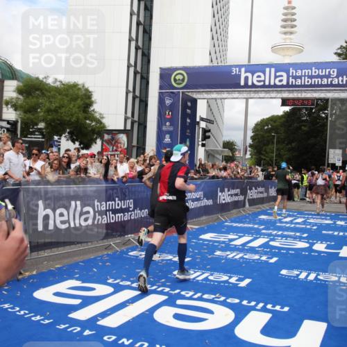 29.06.2025 - hella hamburg halbmarathon Michael Strokosch http://msf.ph/oto/8195554 29.06.2025 10:42:42 Ziel 1700, 1735, 4235, 7508, 9371, 9534, 13483, 17000, 18275, 18632 meine-sportfotos.de