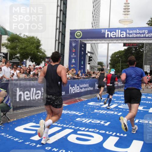 29.06.2025 - hella hamburg halbmarathon Michael Strokosch http://msf.ph/oto/8195602 29.06.2025 10:42:43 Ziel 1700, 1735, 4235, 7508, 9371, 9534, 13483, 17000, 18275, 18632 meine-sportfotos.de
