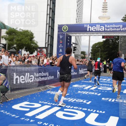 29.06.2025 - hella hamburg halbmarathon Michael Strokosch http://msf.ph/oto/8195616 29.06.2025 10:42:43 Ziel 1700, 1735, 4235, 7508, 9371, 9534, 13483, 17000, 18275, 18632 meine-sportfotos.de
