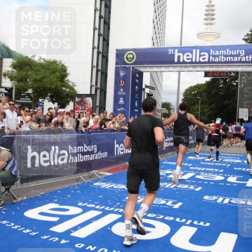 29.06.2025 - hella hamburg halbmarathon Michael Strokosch http://msf.ph/oto/8195633 29.06.2025 10:42:44 Ziel 1700, 4235, 9371, 9534, 13483, 17000, 18275, 18632 meine-sportfotos.de