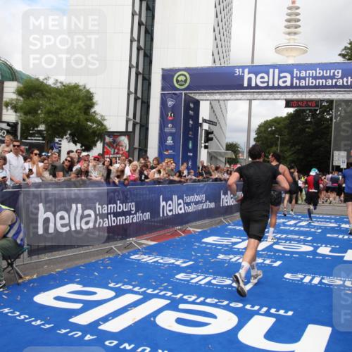 29.06.2025 - hella hamburg halbmarathon Michael Strokosch http://msf.ph/oto/8195644 29.06.2025 10:42:45 Ziel 1700, 9371, 9534, 13483, 17000, 18275, 18632 meine-sportfotos.de