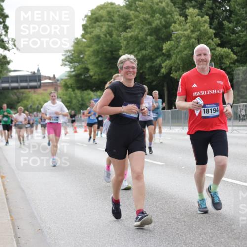 29.06.2025 - hella hamburg halbmarathon Jannik Wohlers http://msf.ph/oto/8195702 29.06.2025 10:24:37 Lombardsbrücke 1740, 2000, 2108, 2249, 3920, 4008, 4010, 4444, 5126, 7778, 8083, 9573, 11400, 11921, 14649, 15153, 15679, 15942, 17185, 17954, 18194, 18198 meine-sportfotos.de