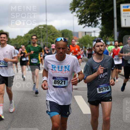 29.06.2025 - hella hamburg halbmarathon Yannick Fuchs http://msf.ph/oto/8195706 29.06.2025 10:44:18 20KM 1119, 1216, 1321, 1399, 1630, 2020, 2234, 2788, 3296, 3414, 3852, 3947, 4127, 4247, 4933, 5447, 5894, 6125, 6282, 8153, 8313, 8576, 8657, 8689, 8899, 8921, 9031, 9303, 10371, 10480, 10750, 11455, 11975, 12203, 12235, 12527, 12733, 13225, 13282, 13463, 13609, 13758, 13812, 14562, 14794, 15620, 15950, 16000, 16242, 16403, 16732, 16806, 16887, 17247, 17282, 17319, 18228, 18229, 18451, 18499, 18657, 18658, 18811, 18884 meine-sportfotos.de