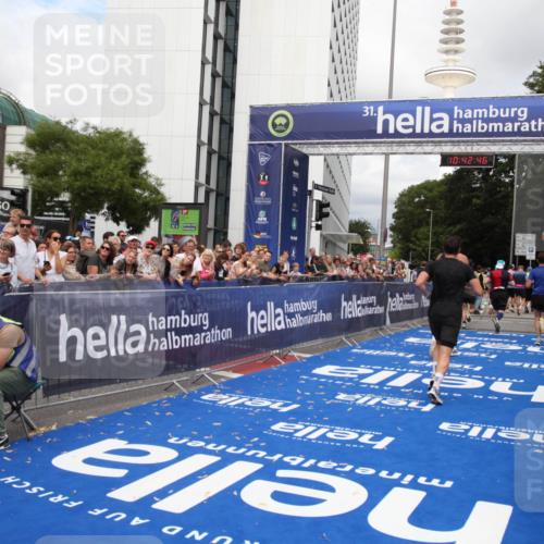 29.06.2025 - hella hamburg halbmarathon Michael Strokosch http://msf.ph/oto/8195739 29.06.2025 10:42:45 Ziel 1700, 9371, 9534, 13483, 17000, 18275, 18632 meine-sportfotos.de