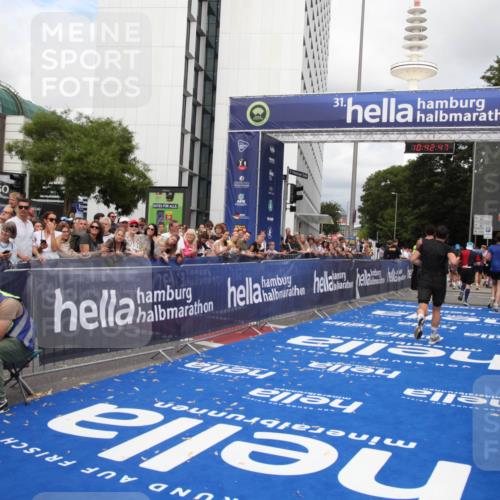 29.06.2025 - hella hamburg halbmarathon Michael Strokosch http://msf.ph/oto/8195787 29.06.2025 10:42:46 Ziel 1700, 9371, 9534, 13483, 13725, 17000, 18275, 18632 meine-sportfotos.de