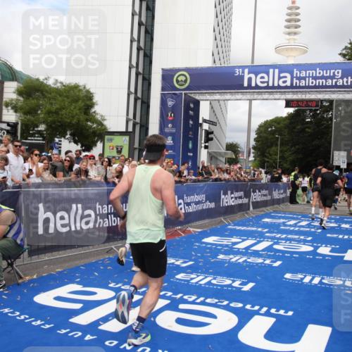29.06.2025 - hella hamburg halbmarathon Michael Strokosch http://msf.ph/oto/8195835 29.06.2025 10:42:47 Ziel 1700, 9371, 9534, 13725, 14560, 17000, 18275 meine-sportfotos.de