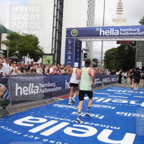 29.06.2025 - hella hamburg halbmarathon Michael Strokosch http://msf.ph/oto/8195886 29.06.2025 10:42:47 Ziel 1700, 9371, 9534, 13725, 14560, 17000, 18275 meine-sportfotos.de