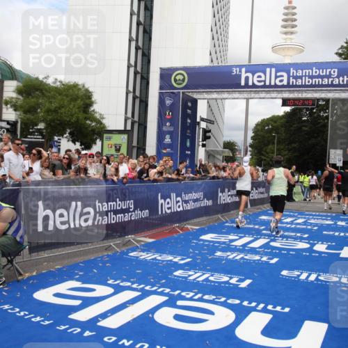 29.06.2025 - hella hamburg halbmarathon Michael Strokosch http://msf.ph/oto/8195937 29.06.2025 10:42:48 Ziel 1700, 7105, 9371, 9534, 13725, 14560, 14813, 17000 meine-sportfotos.de