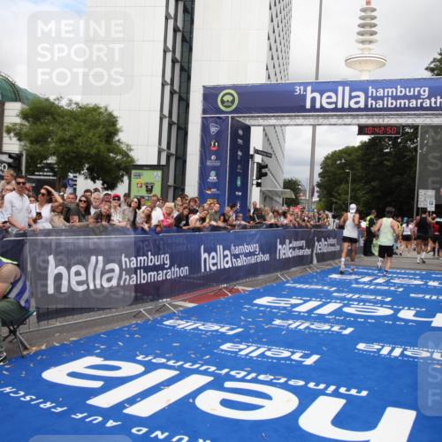 29.06.2025 - hella hamburg halbmarathon Michael Strokosch http://msf.ph/oto/8196039 29.06.2025 10:42:49 Ziel 1700, 7105, 9371, 9534, 13725, 14560, 14813, 15297, 15301, 15851 meine-sportfotos.de
