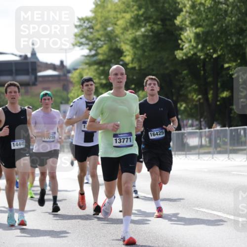 29.06.2025 - hella hamburg halbmarathon Jannik Wohlers http://msf.ph/oto/8196068 29.06.2025 09:46:37 Lombardsbrücke 1053, 1396, 1411, 1577, 2563, 3005, 3790, 3935, 5193, 5660, 7080, 7466, 7622, 7867, 8323, 9519, 10477, 11055, 11370, 11898, 12204, 13148, 13199, 13493, 13494, 13729, 13771, 13991, 14069, 14385, 14448, 14841, 14899, 14975, 15390, 16417, 16425, 16881, 17014, 17137, 17329, 17877, 18357, 18455, 18600, 18731, 18824, 18906, 18986 meine-sportfotos.de
