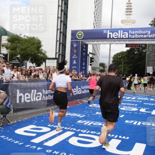 29.06.2025 - hella hamburg halbmarathon Michael Strokosch http://msf.ph/oto/8196084 29.06.2025 10:42:51 Ziel 5011, 7105, 9371, 9534, 13398, 13725, 14447, 14560, 14813, 15297, 15301, 15851 meine-sportfotos.de