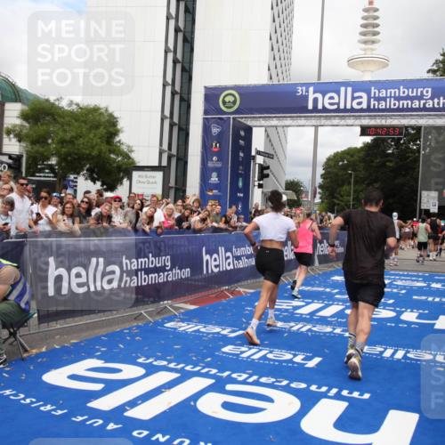 29.06.2025 - hella hamburg halbmarathon Michael Strokosch http://msf.ph/oto/8196130 29.06.2025 10:42:51 Ziel 5011, 7105, 9371, 9534, 13398, 13725, 14447, 14560, 14813, 15297, 15301, 15851 meine-sportfotos.de