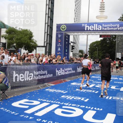 29.06.2025 - hella hamburg halbmarathon Michael Strokosch http://msf.ph/oto/8196177 29.06.2025 10:42:52 Ziel 5011, 5477, 7105, 13398, 13725, 14447, 14560, 14813, 15297, 15301, 15851 meine-sportfotos.de