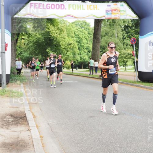 29.06.2025 - hella hamburg halbmarathon MichiJ http://msf.ph/oto/8196320 29.06.2025 10:20:48 Zwischen KM18-KM19 15835, 18102, 19118 meine-sportfotos.de