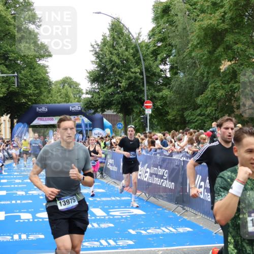 29.06.2025 - hella hamburg halbmarathon Zöllner http://msf.ph/oto/8196420 29.06.2025 10:45:54 Ziel 3477, 4345, 4854, 6290, 6532, 7385, 10792, 11821, 13975, 14374, 14911, 15149, 16624, 17835, 18185 meine-sportfotos.de