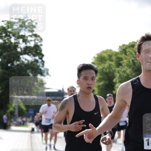 29.06.2025 - hella hamburg halbmarathon Jannik Wohlers http://msf.ph/oto/8196447 29.06.2025 09:46:41 Lombardsbrücke 1053, 1396, 1411, 1577, 2563, 2836, 3005, 3790, 3935, 5193, 5660, 6032, 6305, 7080, 7831, 7867, 8323, 9376, 9519, 10771, 11055, 11370, 11898, 12204, 13148, 13729, 13771, 13991, 14069, 14385, 14388, 14448, 14841, 14899, 14975, 15390, 16177, 16417, 16425, 16881, 17014, 17329, 17877, 18357, 18455, 18731, 18906, 18986 meine-sportfotos.de