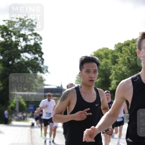 29.06.2025 - hella hamburg halbmarathon Jannik Wohlers http://msf.ph/oto/8196456 29.06.2025 09:46:41 Lombardsbrücke 1053, 1396, 1411, 1577, 2563, 2836, 3005, 3790, 3935, 5193, 5660, 6032, 6305, 7080, 7831, 7867, 8323, 9376, 9519, 10771, 11055, 11370, 11898, 12204, 13148, 13729, 13771, 13991, 14069, 14385, 14388, 14448, 14841, 14899, 14975, 15390, 16177, 16417, 16425, 16881, 17014, 17329, 17877, 18357, 18455, 18731, 18906, 18986 meine-sportfotos.de