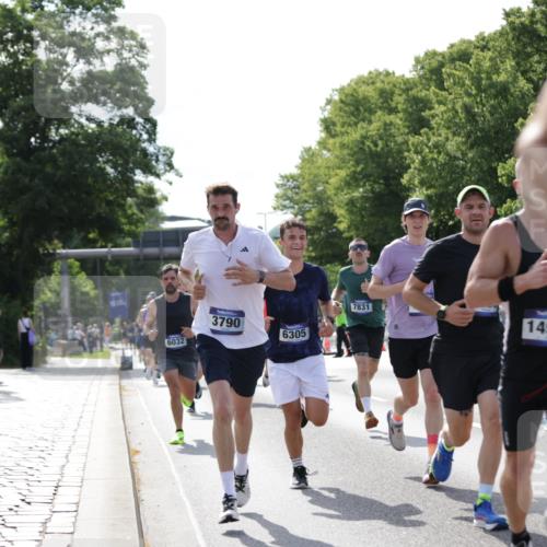 29.06.2025 - hella hamburg halbmarathon Jannik Wohlers http://msf.ph/oto/8196521 29.06.2025 09:46:43 Lombardsbrücke 1053, 1396, 1411, 1577, 1959, 2563, 2836, 3005, 3790, 3935, 5193, 6032, 6305, 7080, 7831, 7867, 8323, 9376, 9519, 10771, 11055, 11370, 11898, 12204, 13148, 13771, 13972, 13991, 14069, 14385, 14388, 14448, 14841, 14899, 14975, 15348, 15390, 16177, 16417, 16425, 16881, 17014, 17329, 17877, 18357, 18455, 18731, 18906, 18986 meine-sportfotos.de