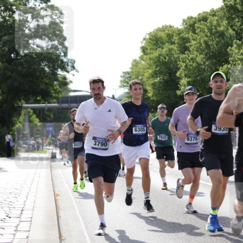 29.06.2025 - hella hamburg halbmarathon Jannik Wohlers http://msf.ph/oto/8196557 29.06.2025 09:46:43 Lombardsbrücke 1053, 1396, 1411, 1577, 1959, 2563, 2836, 3005, 3790, 3935, 5193, 6032, 6305, 7080, 7831, 7867, 8323, 9376, 9519, 10771, 11055, 11370, 11898, 12204, 13148, 13771, 13972, 13991, 14069, 14385, 14388, 14448, 14841, 14899, 14975, 15348, 15390, 16177, 16417, 16425, 16881, 17014, 17329, 17877, 18357, 18455, 18731, 18906, 18986 meine-sportfotos.de