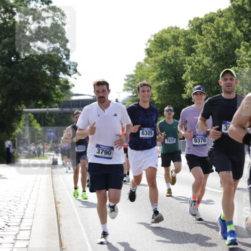 29.06.2025 - hella hamburg halbmarathon Jannik Wohlers http://msf.ph/oto/8196561 29.06.2025 09:46:43 Lombardsbrücke 1053, 1396, 1411, 1577, 1959, 2563, 2836, 3005, 3790, 3935, 5193, 6032, 6305, 7080, 7831, 7867, 8323, 9376, 9519, 10771, 11055, 11370, 11898, 12204, 13148, 13771, 13972, 13991, 14069, 14385, 14388, 14448, 14841, 14899, 14975, 15348, 15390, 16177, 16417, 16425, 16881, 17014, 17329, 17877, 18357, 18455, 18731, 18906, 18986 meine-sportfotos.de