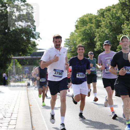 29.06.2025 - hella hamburg halbmarathon Jannik Wohlers http://msf.ph/oto/8196588 29.06.2025 09:46:43 Lombardsbrücke 1053, 1396, 1411, 1577, 1959, 2563, 2836, 3005, 3790, 3935, 5193, 6032, 6305, 7080, 7831, 7867, 8323, 9376, 9519, 10771, 11055, 11370, 11898, 12204, 13148, 13771, 13972, 13991, 14069, 14385, 14388, 14448, 14841, 14899, 14975, 15348, 15390, 16177, 16417, 16425, 16881, 17014, 17329, 17877, 18357, 18455, 18731, 18906, 18986 meine-sportfotos.de