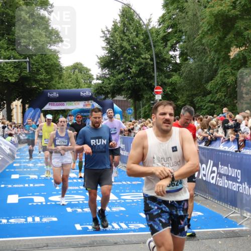 29.06.2025 - hella hamburg halbmarathon Zöllner http://msf.ph/oto/8196676 29.06.2025 10:45:59 Ziel 2189, 3477, 4277, 6532, 8577, 8871, 10792, 11821, 12084, 14462, 14911, 15149, 16624, 17008, 18185, 19116 meine-sportfotos.de