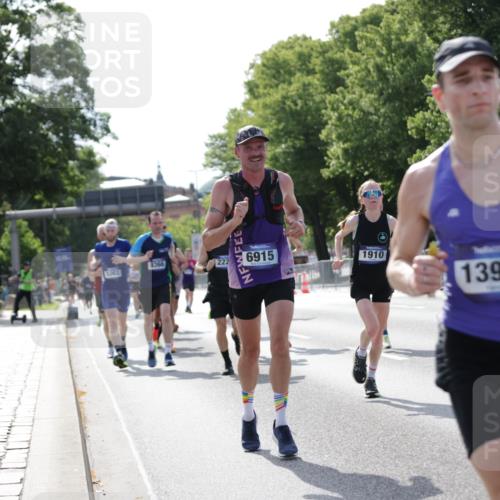 29.06.2025 - hella hamburg halbmarathon Jannik Wohlers http://msf.ph/oto/8196893 29.06.2025 09:46:51 Lombardsbrücke 1002, 1396, 1407, 1910, 1959, 2121, 2228, 2563, 2774, 2836, 3005, 3783, 3790, 3935, 4246, 4740, 5961, 6032, 6305, 6473, 6915, 7831, 7972, 8366, 9376, 9508, 9519, 10771, 11055, 11370, 11806, 12137, 12204, 13148, 13771, 13972, 13991, 14388, 14448, 14975, 15348, 15390, 15500, 15939, 16075, 16177, 16425, 16698, 17877, 18455, 18731, 19059 meine-sportfotos.de