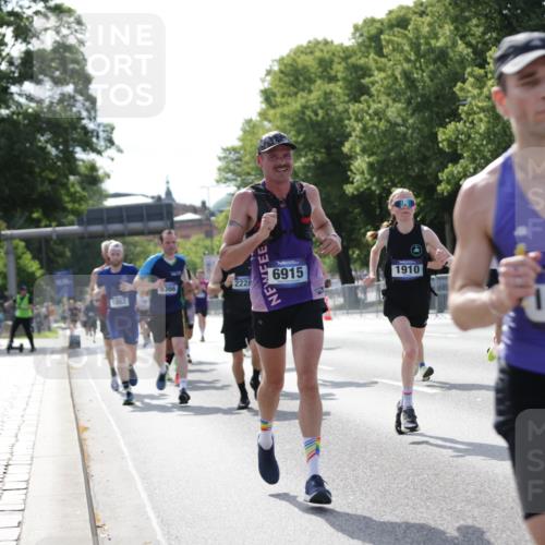 29.06.2025 - hella hamburg halbmarathon Jannik Wohlers http://msf.ph/oto/8196905 29.06.2025 09:46:51 Lombardsbrücke 1002, 1396, 1407, 1910, 1959, 2121, 2228, 2563, 2774, 2836, 3005, 3783, 3790, 3935, 4246, 4740, 5961, 6032, 6305, 6473, 6915, 7831, 7972, 8366, 9376, 9508, 9519, 10771, 11055, 11370, 11806, 12137, 12204, 13148, 13771, 13972, 13991, 14388, 14448, 14975, 15348, 15390, 15500, 15939, 16075, 16177, 16425, 16698, 17877, 18455, 18731, 19059 meine-sportfotos.de