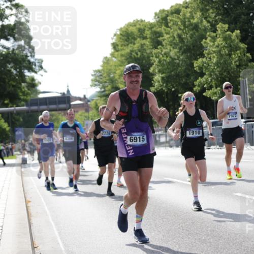 29.06.2025 - hella hamburg halbmarathon Jannik Wohlers http://msf.ph/oto/8196945 29.06.2025 09:46:51 Lombardsbrücke 1002, 1396, 1407, 1910, 1959, 2121, 2228, 2563, 2774, 2836, 3005, 3783, 3790, 3935, 4246, 4740, 5961, 6032, 6305, 6473, 6915, 7831, 7972, 8366, 9376, 9508, 9519, 10771, 11055, 11370, 11806, 12137, 12204, 13148, 13771, 13972, 13991, 14388, 14448, 14975, 15348, 15390, 15500, 15939, 16075, 16177, 16425, 16698, 17877, 18455, 18731, 19059 meine-sportfotos.de