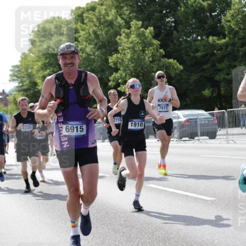 29.06.2025 - hella hamburg halbmarathon Jannik Wohlers http://msf.ph/oto/8196954 29.06.2025 09:46:51 Lombardsbrücke 1002, 1396, 1407, 1910, 1959, 2121, 2228, 2563, 2774, 2836, 3005, 3783, 3790, 3935, 4246, 4740, 5961, 6032, 6305, 6473, 6915, 7831, 7972, 8366, 9376, 9508, 9519, 10771, 11055, 11370, 11806, 12137, 12204, 13148, 13771, 13972, 13991, 14388, 14448, 14975, 15348, 15390, 15500, 15939, 16075, 16177, 16425, 16698, 17877, 18455, 18731, 19059 meine-sportfotos.de