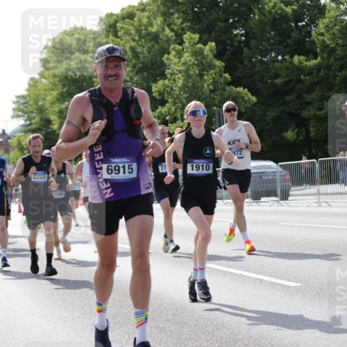 29.06.2025 - hella hamburg halbmarathon Jannik Wohlers http://msf.ph/oto/8196976 29.06.2025 09:46:52 Lombardsbrücke 1002, 1407, 1910, 1959, 2121, 2228, 2563, 2774, 2836, 3783, 3790, 3935, 4246, 4740, 5961, 6032, 6305, 6473, 6915, 7831, 7972, 8366, 9376, 9508, 9519, 10771, 11055, 11370, 11806, 12137, 12204, 13148, 13771, 13972, 13991, 14388, 14448, 14975, 15348, 15500, 15939, 16075, 16177, 16425, 16698, 17877, 18455, 18731, 19059 meine-sportfotos.de