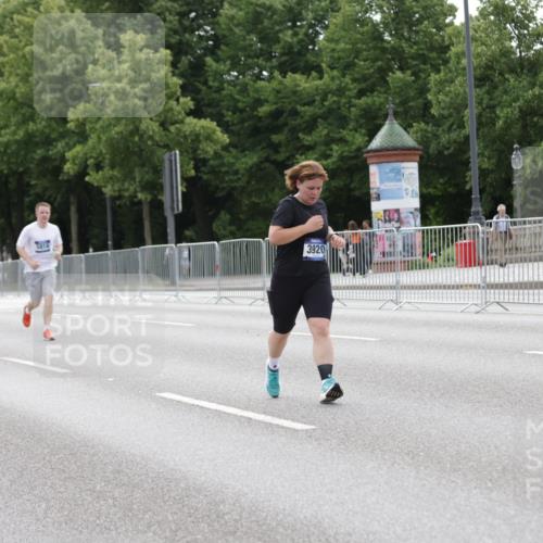 29.06.2025 - hella hamburg halbmarathon Jannik Wohlers http://msf.ph/oto/8196977 29.06.2025 10:24:47 Lombardsbrücke 1627, 1740, 2000, 3920, 3961, 3963, 5564, 5814, 7778, 8083, 8962, 9573, 9927, 11400, 11921, 13510, 14086, 14649, 15153, 15679, 16421, 16422, 17185, 17954 meine-sportfotos.de
