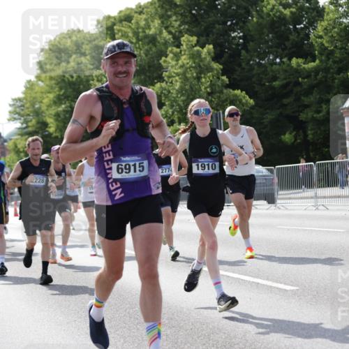29.06.2025 - hella hamburg halbmarathon Jannik Wohlers http://msf.ph/oto/8196984 29.06.2025 09:46:52 Lombardsbrücke 1002, 1407, 1910, 1959, 2121, 2228, 2563, 2774, 2836, 3783, 3790, 3935, 4246, 4740, 5961, 6032, 6305, 6473, 6915, 7831, 7972, 8366, 9376, 9508, 9519, 10771, 11055, 11370, 11806, 12137, 12204, 13148, 13771, 13972, 13991, 14388, 14448, 14975, 15348, 15500, 15939, 16075, 16177, 16425, 16698, 17877, 18455, 18731, 19059 meine-sportfotos.de