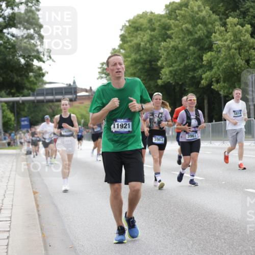 29.06.2025 - hella hamburg halbmarathon Jannik Wohlers http://msf.ph/oto/8196990 29.06.2025 10:24:49 Lombardsbrücke 1627, 2000, 3920, 3961, 3963, 5564, 5814, 7778, 8083, 8962, 9573, 9927, 11400, 11921, 13510, 14086, 14649, 15016, 15119, 15153, 15679, 16421, 16422, 17185 meine-sportfotos.de