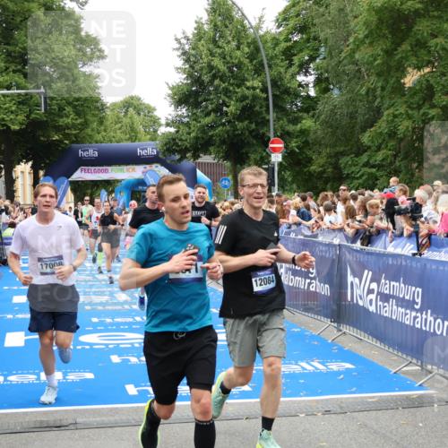 29.06.2025 - hella hamburg halbmarathon Zöllner http://msf.ph/oto/8197091 29.06.2025 10:46:06 Ziel 2189, 5648, 6460, 8269, 9585, 11936, 12084, 12269, 13630, 14462, 14804, 17008, 18081, 18702 meine-sportfotos.de