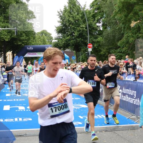 29.06.2025 - hella hamburg halbmarathon Zöllner http://msf.ph/oto/8197152 29.06.2025 10:46:07 Ziel 2189, 5648, 6460, 7961, 8269, 9585, 11936, 12269, 13630, 14462, 14804, 18081, 18702 meine-sportfotos.de