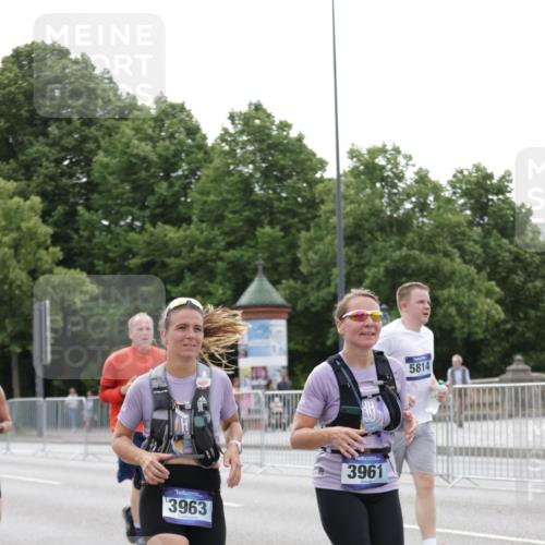 29.06.2025 - hella hamburg halbmarathon Jannik Wohlers http://msf.ph/oto/8197361 29.06.2025 10:24:52 Lombardsbrücke 1627, 2000, 2278, 3920, 3961, 3963, 5564, 5814, 6869, 8083, 8962, 9927, 11921, 13510, 14086, 14649, 15016, 15119, 15153, 15679, 16421, 16422 meine-sportfotos.de