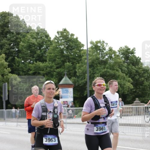 29.06.2025 - hella hamburg halbmarathon Jannik Wohlers http://msf.ph/oto/8197403 29.06.2025 10:24:52 Lombardsbrücke 1627, 2000, 2278, 3920, 3961, 3963, 5564, 5814, 6869, 8083, 8962, 9927, 11921, 13510, 14086, 14649, 15016, 15119, 15153, 15679, 16421, 16422 meine-sportfotos.de