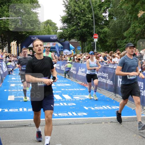 29.06.2025 - hella hamburg halbmarathon Zöllner http://msf.ph/oto/8197450 29.06.2025 10:46:11 Ziel 1759, 2707, 3087, 6460, 7450, 7961, 9585, 11094, 11125, 12269, 13630, 14804, 16136, 16466, 16475, 18702, 18797 meine-sportfotos.de